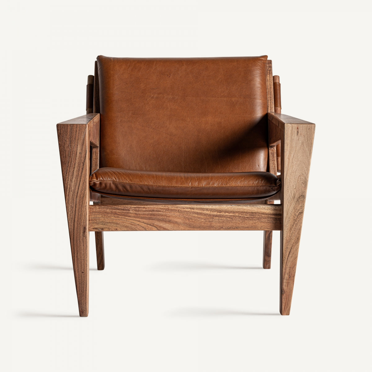 Sillón MELLE en vista frontal directa, diseño robusto en cuero marrón y madera maciza