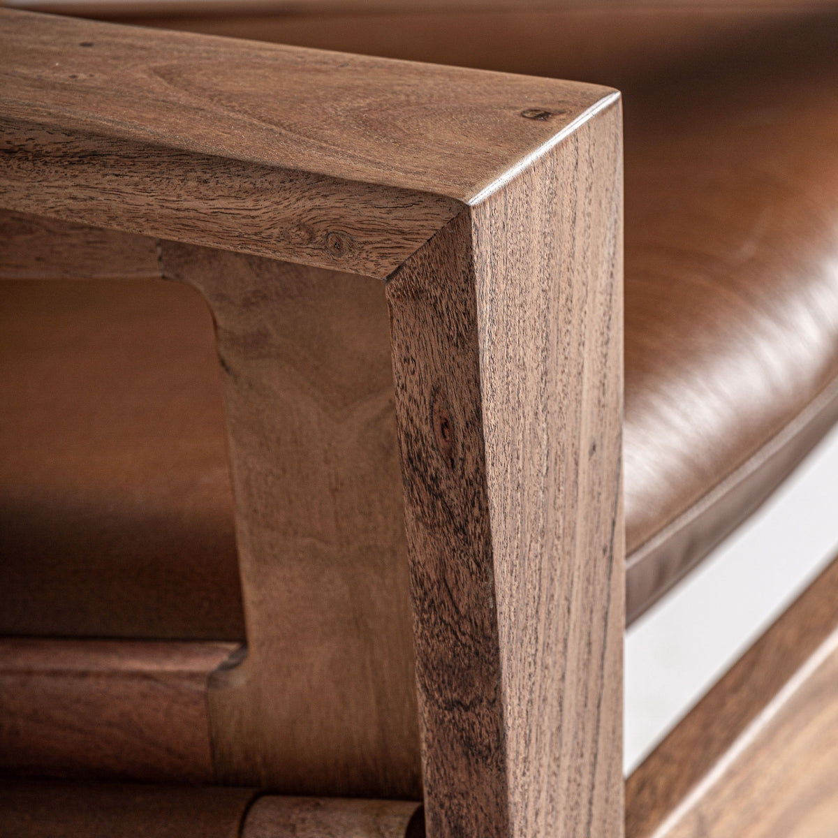 Detalle del apoyabrazos del sillón MELLE con acabado de madera veteada artesanal