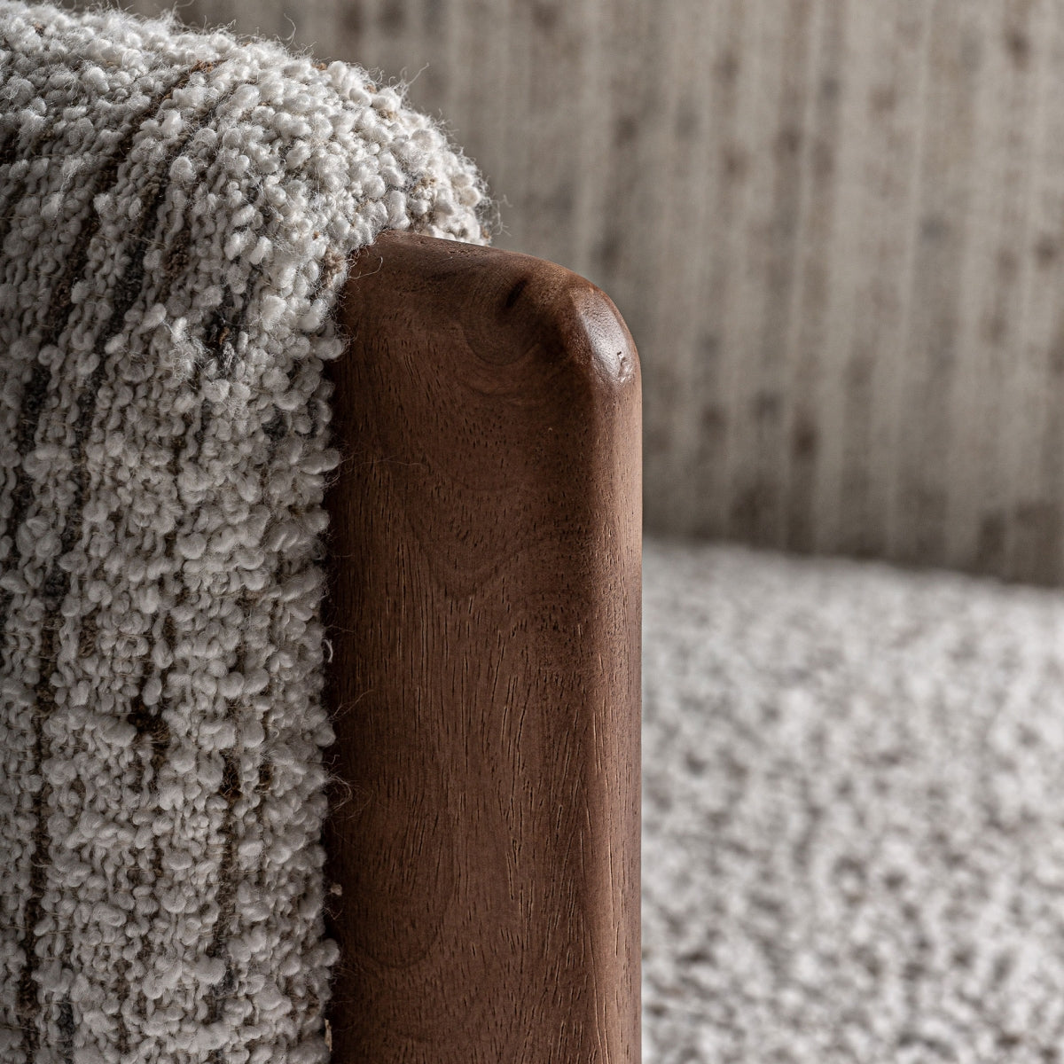  detalle superior boucle crema veta madera curva boutique_interiorismo vical