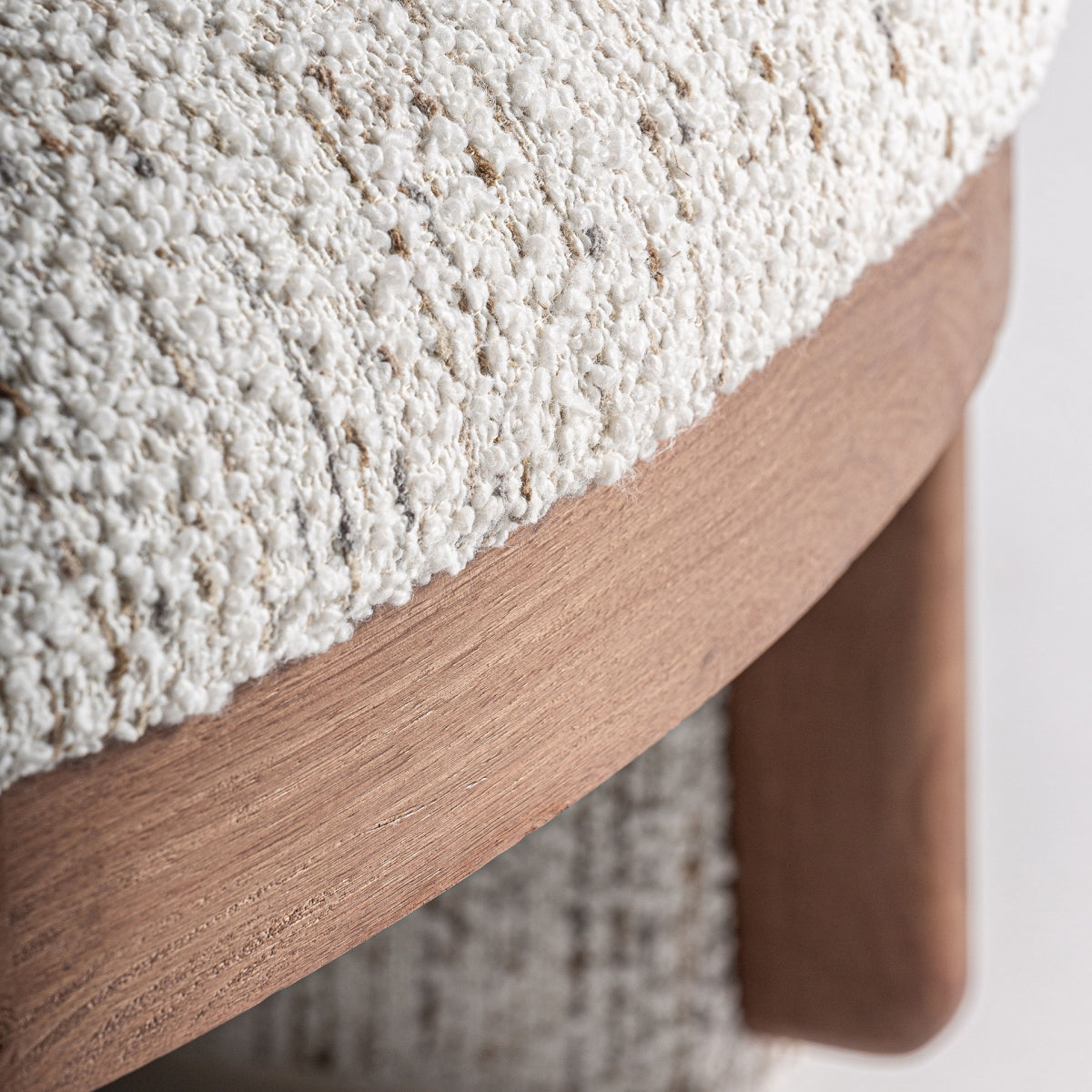  detalle asiento butaca boucle madera natural boutique_interiorismo vical
