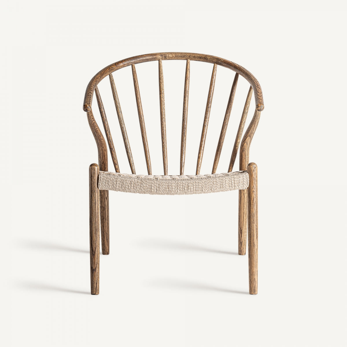 Vista frontal del sillón con respaldo de varillas curvas de madera maciza
