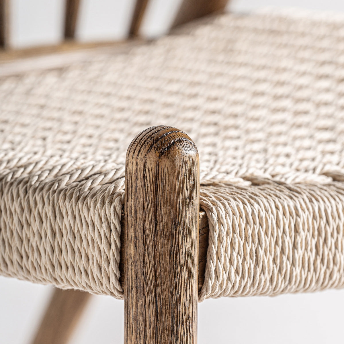 Detalle del remate redondeado en la estructura de madera del sillón
