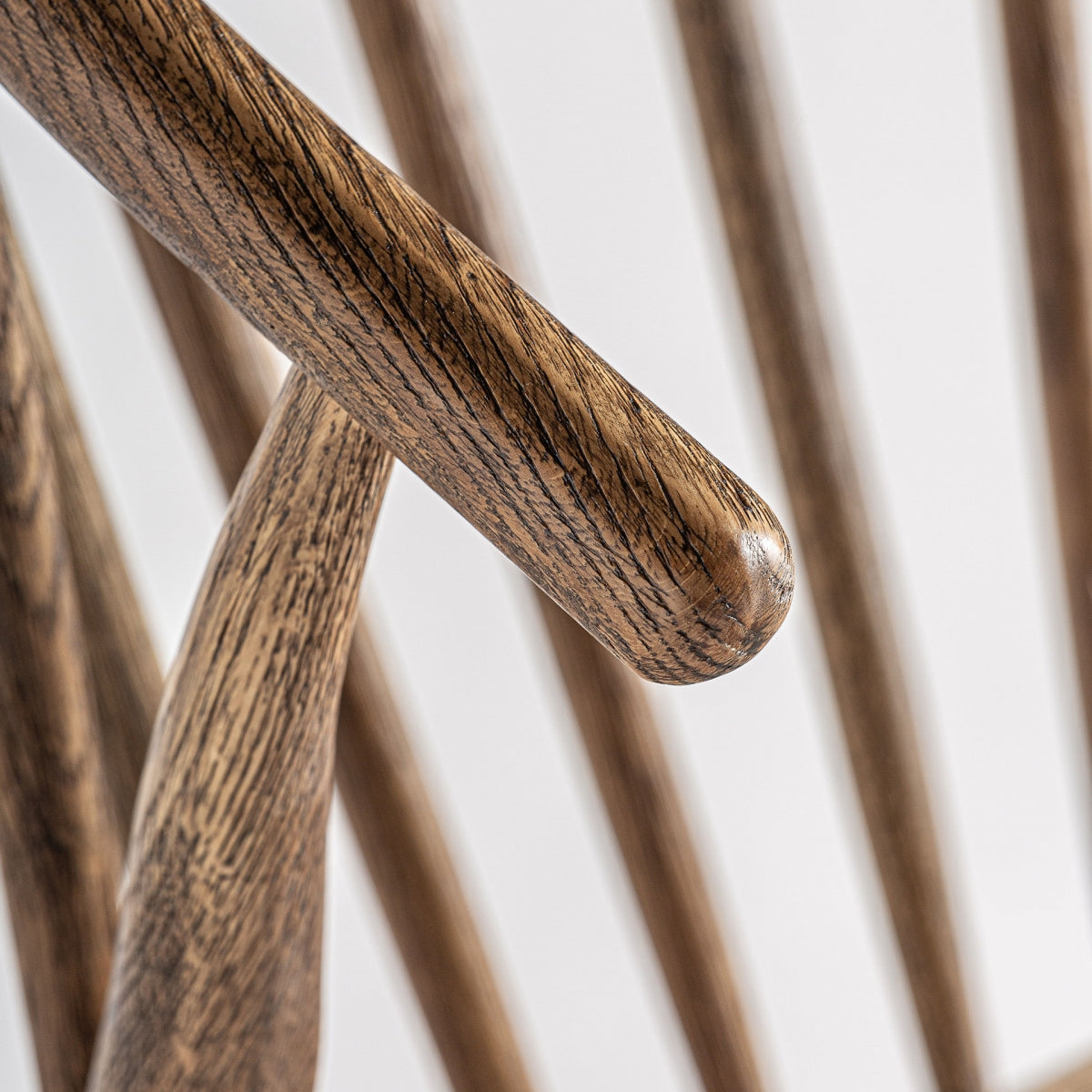 Acabado del brazo en madera curvada con textura natural y veta vista