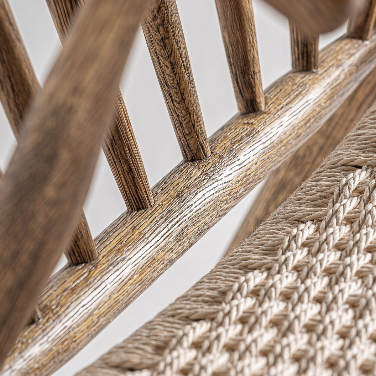 Unión del respaldo con el asiento, combinación de cuerda natural y madera