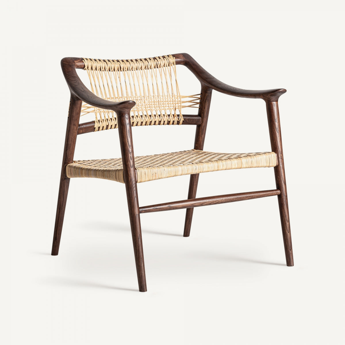 Silla de madera oscura con asiento y respaldo trenzado en cuerda natural, estilo cálido y ligero