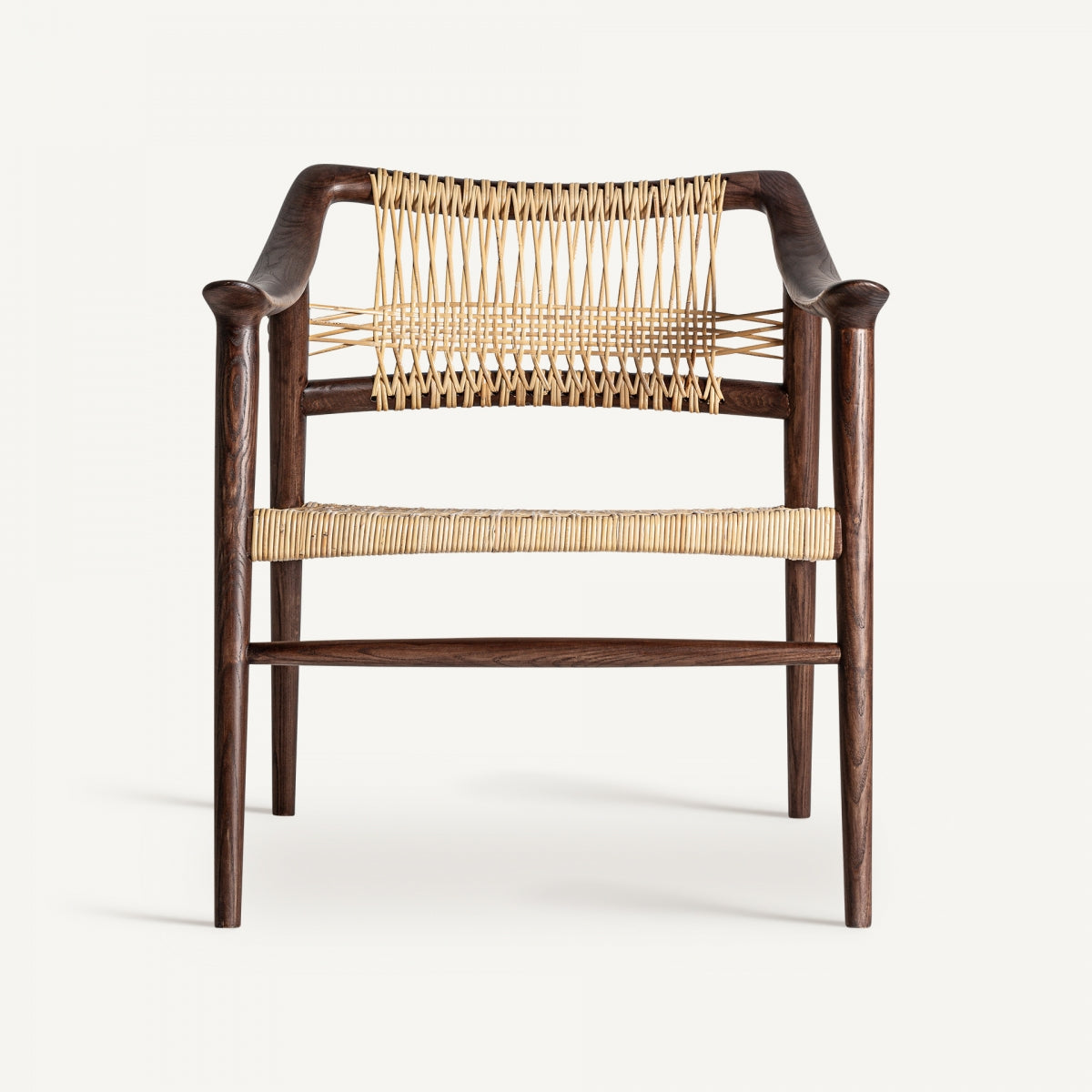 Vista frontal de silla con respaldo artesanal en cuerda y brazos ergonómicos de madera tallada