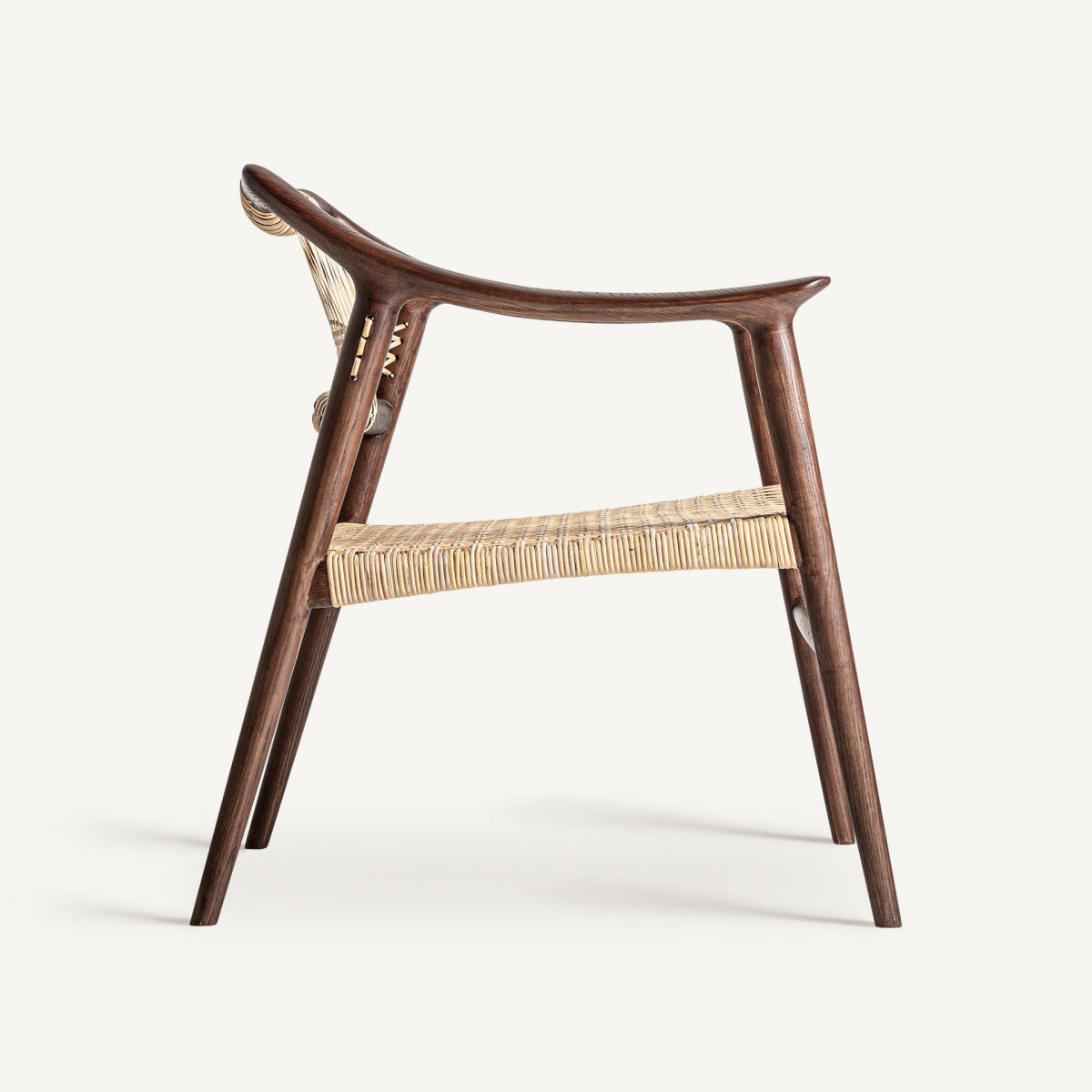 Perfil lateral de silla estilo nórdico con estructura estilizada en madera y asiento trenzado