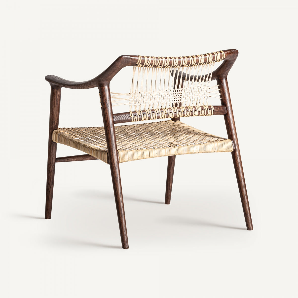 Respaldo curvo con diseño envolvente y cuerda entrelazada, estructura artesanal en madera