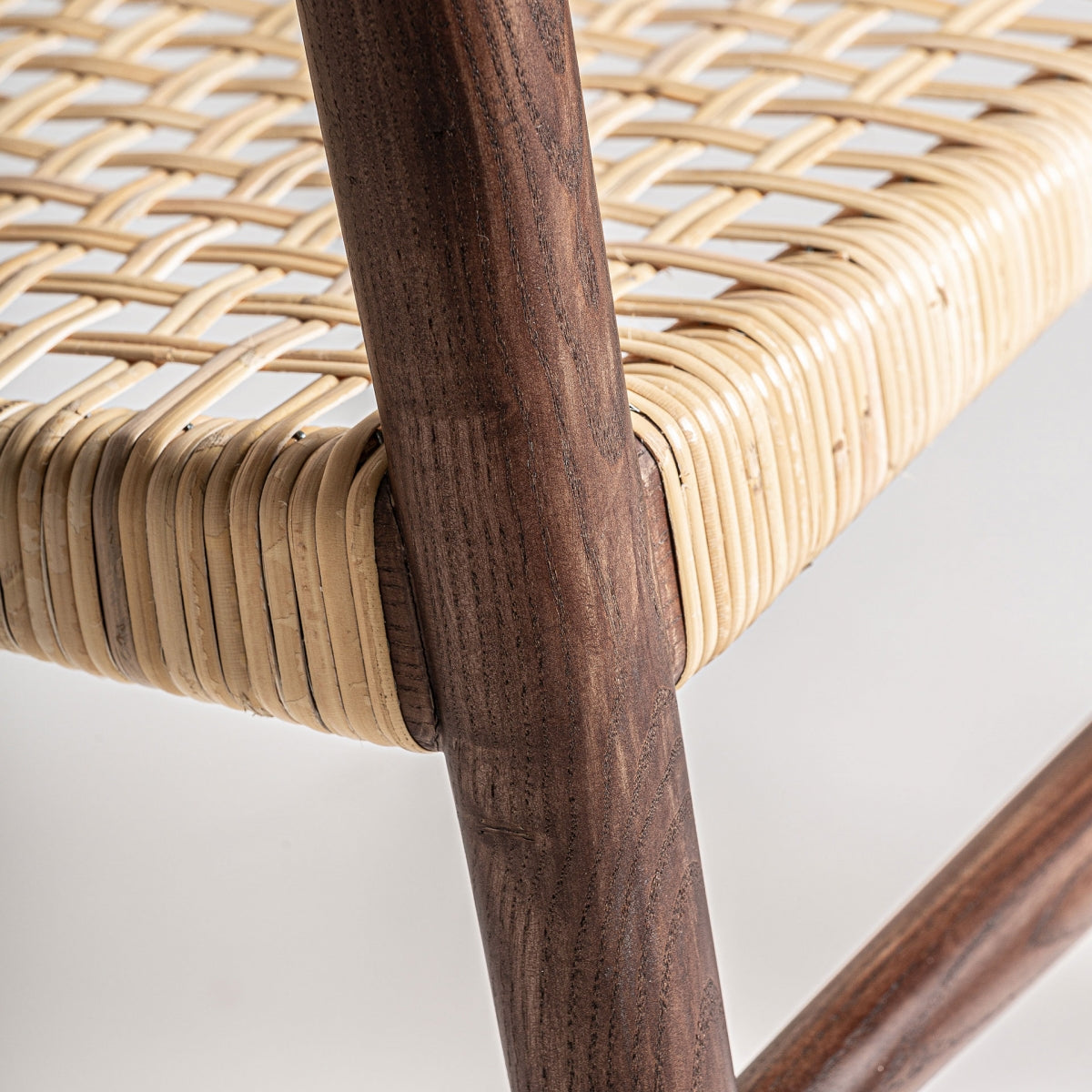 Unión de pata y asiento con estructura de madera torneada y cuerda tejida a mano