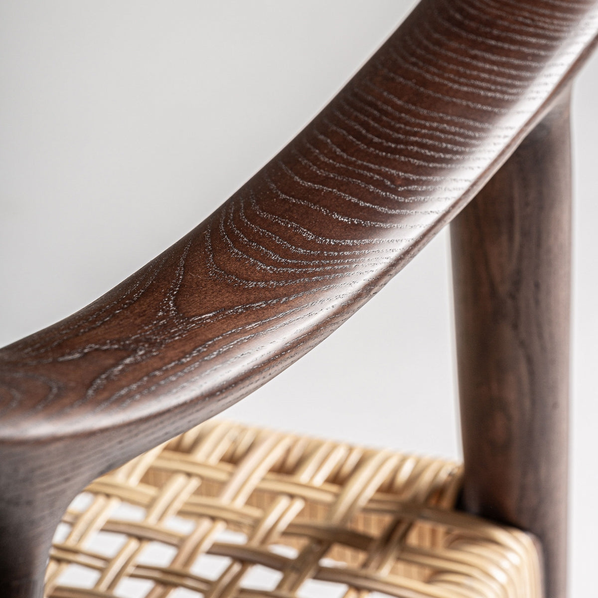Primer plano de textura de madera oscura pulida con vetas visibles y acabado mate