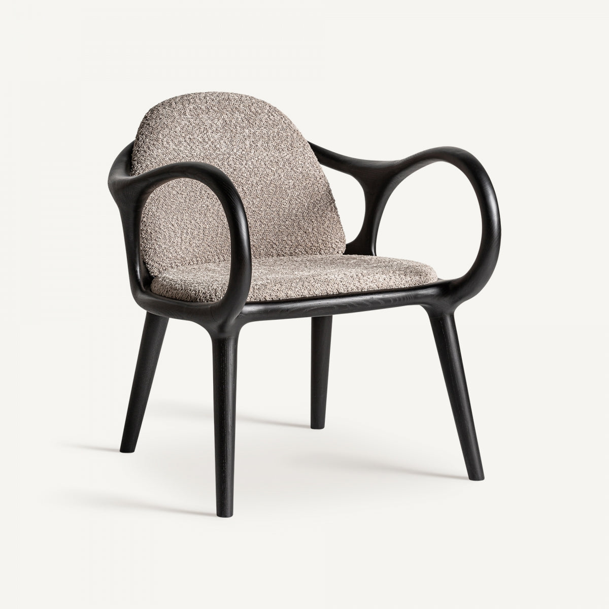 Sillón con estructura orgánica de madera negra vista frontal, tapizado bouclé beige, estilo moderno escultural