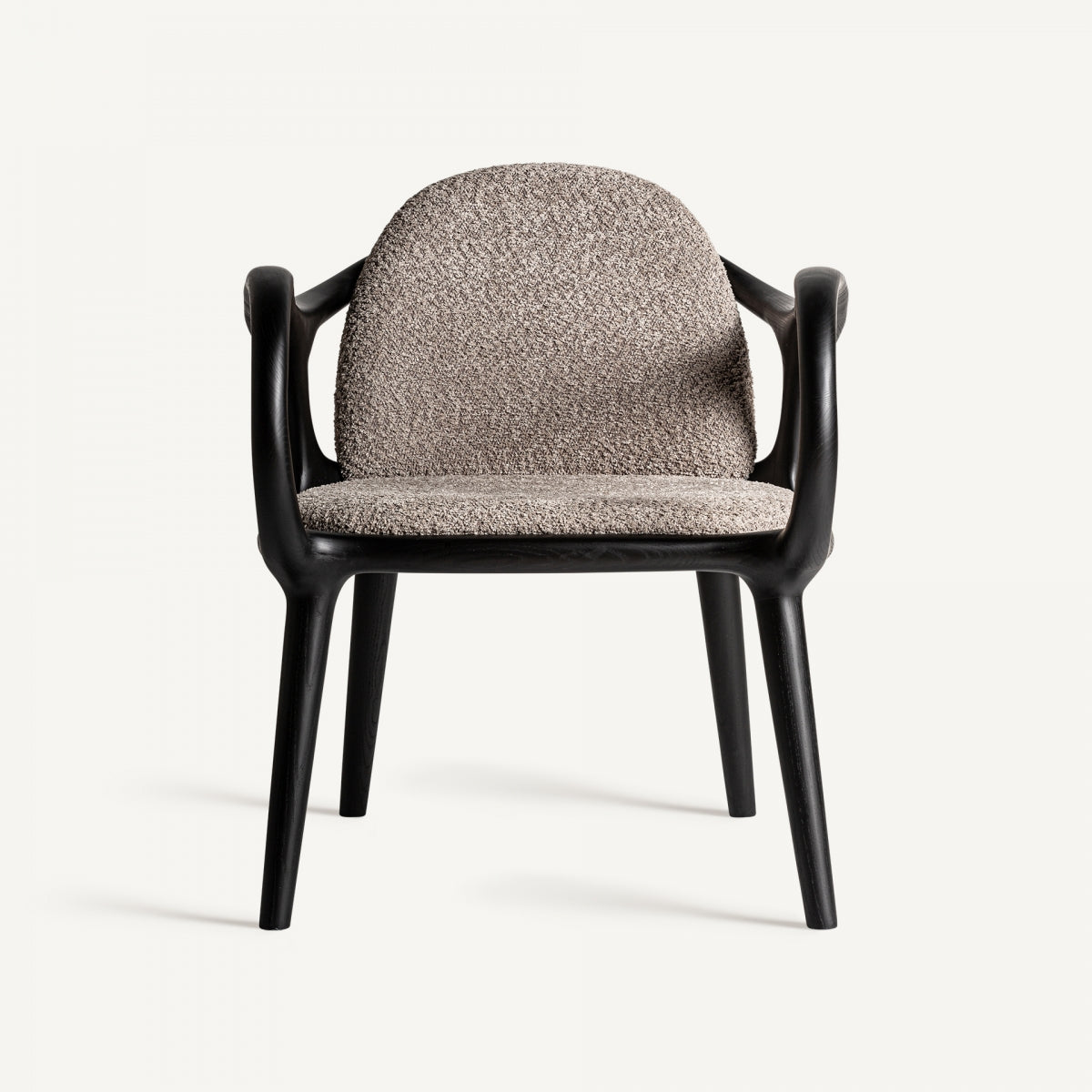 Vista frontal del sillón Herten con brazos curvos y respaldo tapizado en tejido bouclé color topo