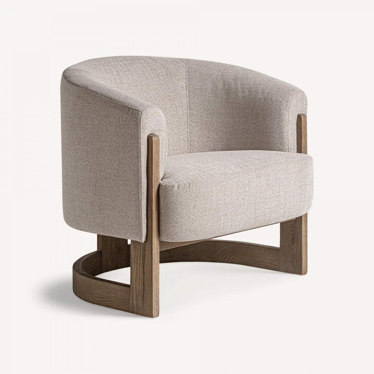 Sillón tapizado en bouclé beige con base curva de madera de roble natural, estilo contemporáneo