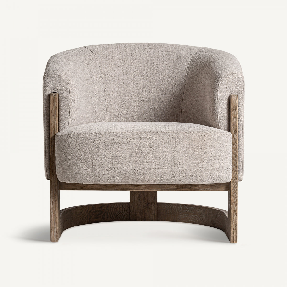 Vista frontal del sillón de diseño curvo en tapizado beige y estructura de madera vista
