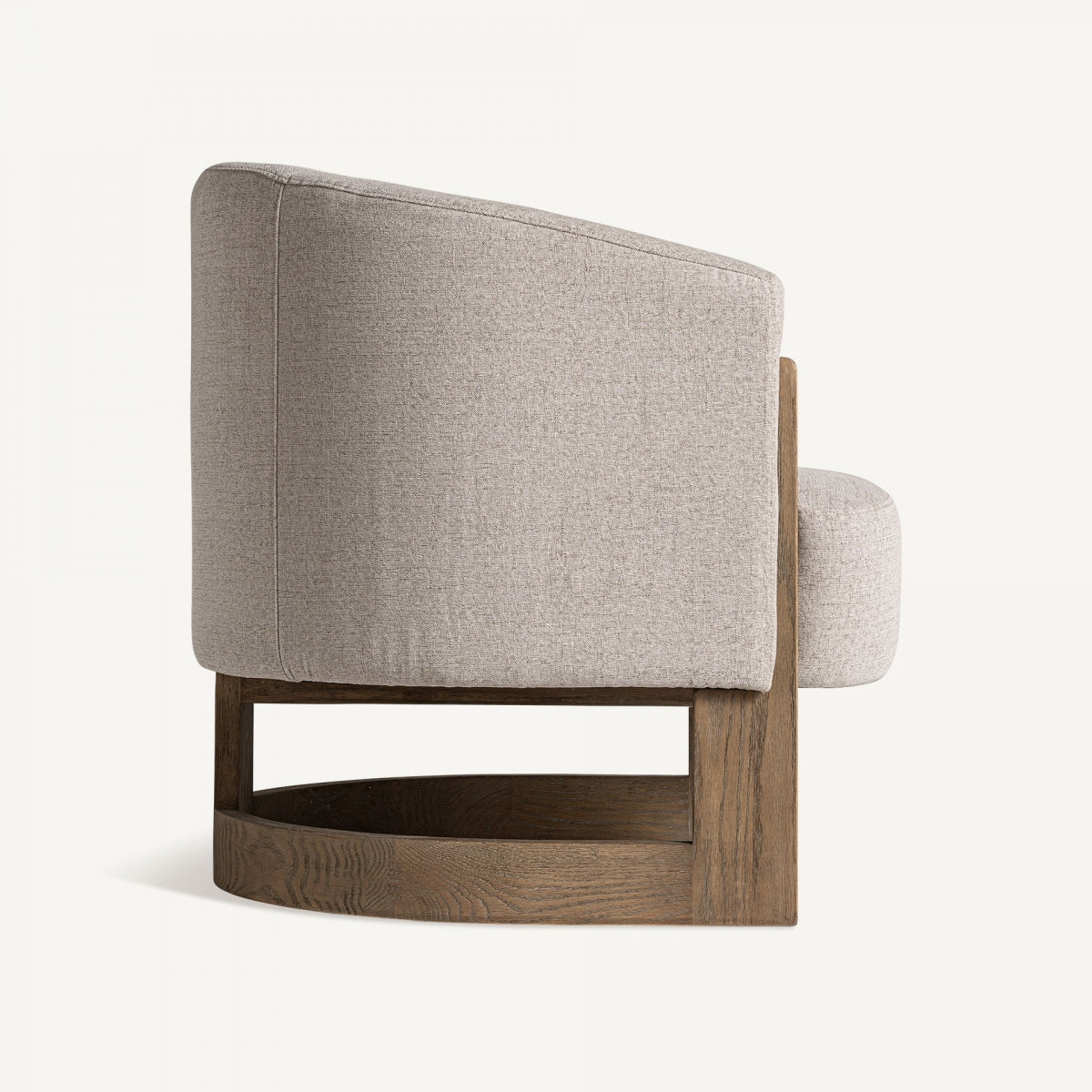 Perfil lateral del sillón con respaldo tapizado en bouclé y base ovalada de roble
