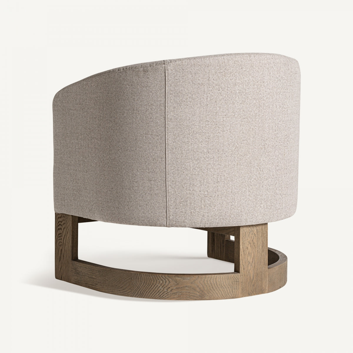 Parte trasera del sillón curvo con estructura tapizada y base de madera natural