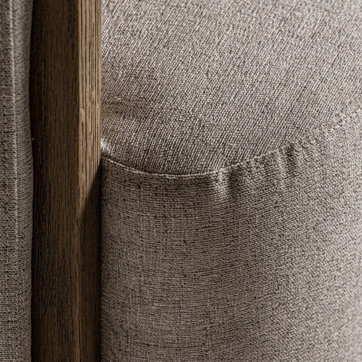 Primer plano de la costura del asiento en tejido bouclé beige