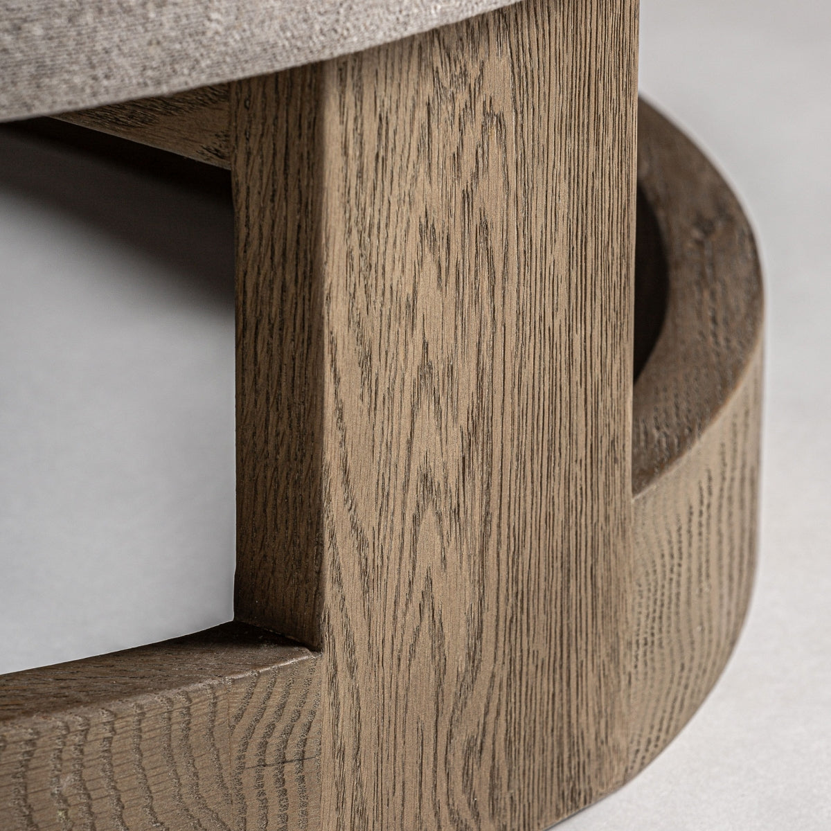 Detalle de la base curva en madera de roble con veta marcada y diseño elegante