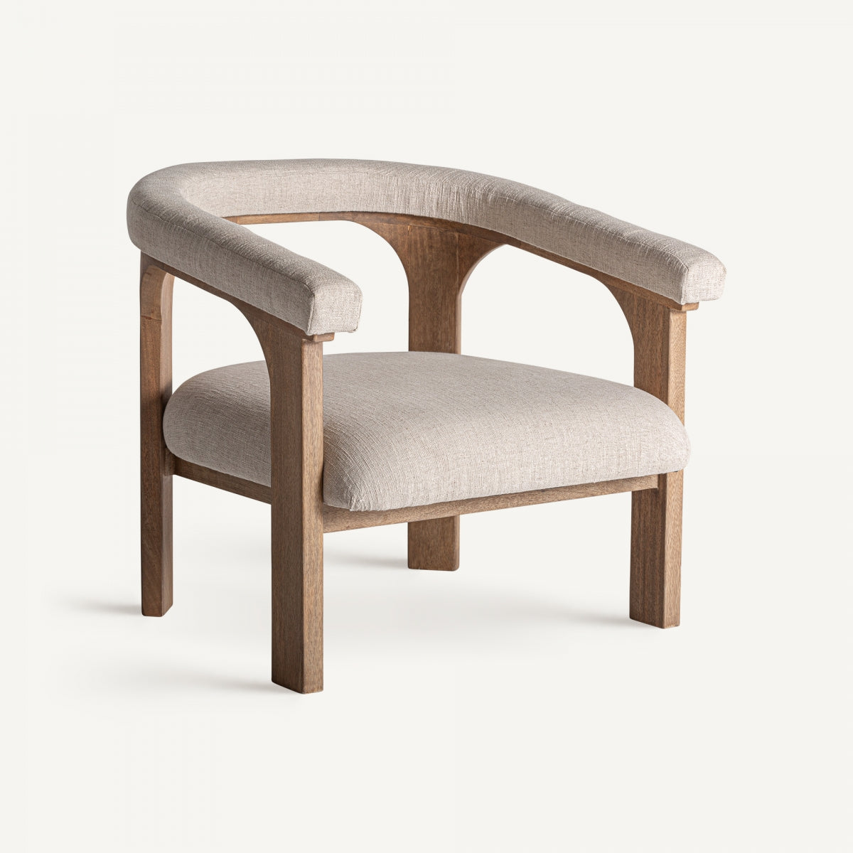 Sillón de diseño curvo con respaldo envolvente, tapizado en tejido natural beige sobre estructura de madera – boutique interiorismo vical