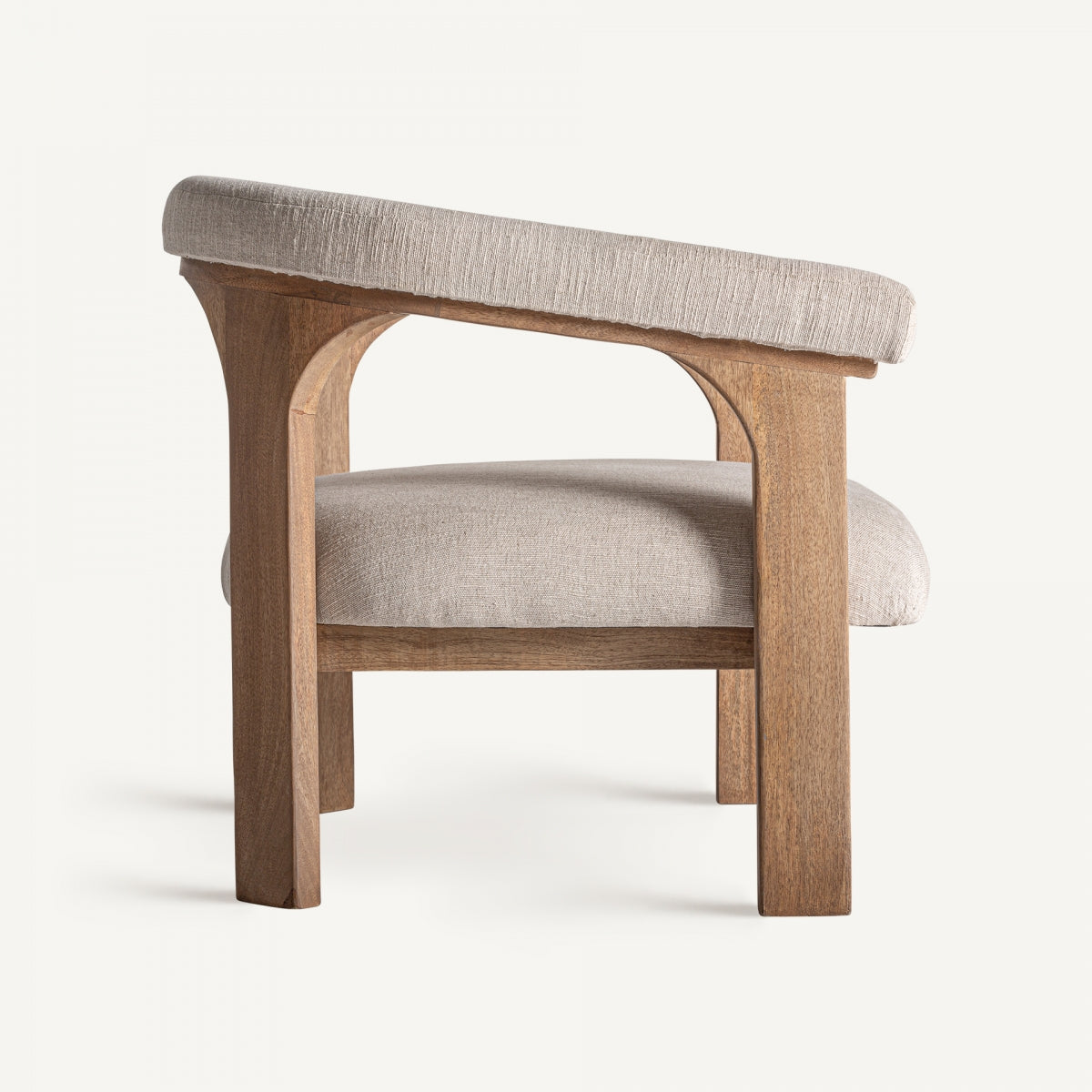 Detalle frontal del asiento tapizado en lino beige con base de madera vista – sillón moderno artesanal boutique interiorismo vical
