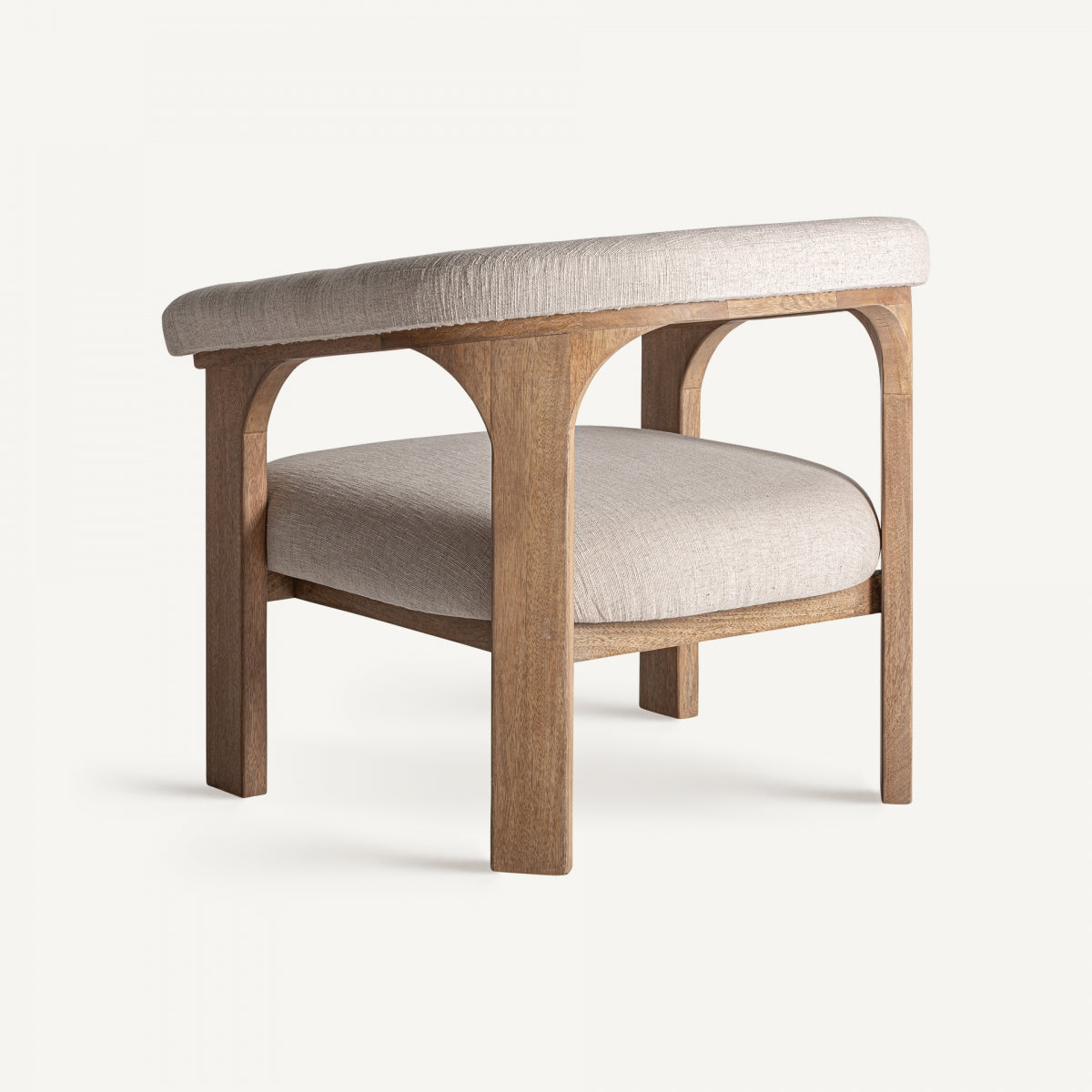 Vista en ángulo del sillón mostrando su estructura arqueada y diseño envolvente – mueble de diseño cálido boutique interiorismo vical