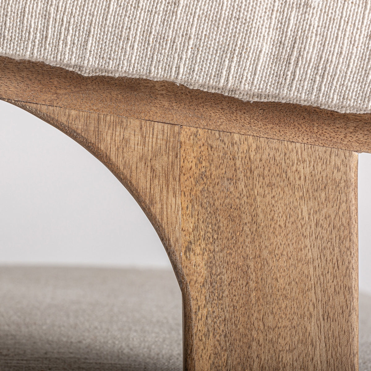 Detalle de las patas del sillón con arco tallado en madera maciza – artesanía estructural boutique interiorismo vical