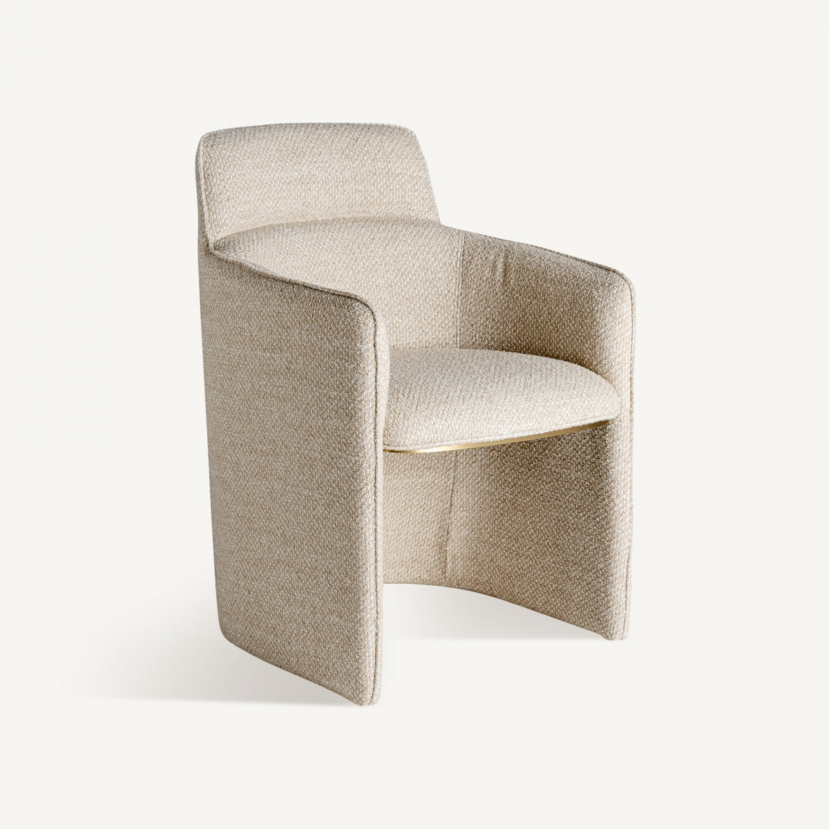 Sillón Mayun visto en ángulo 3/4 con tapizado beige y forma envolvente de estilo Art Déco