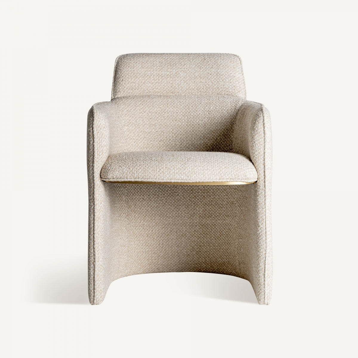 Vista frontal del sillón beige con líneas curvas y base de hierro dorado elegante