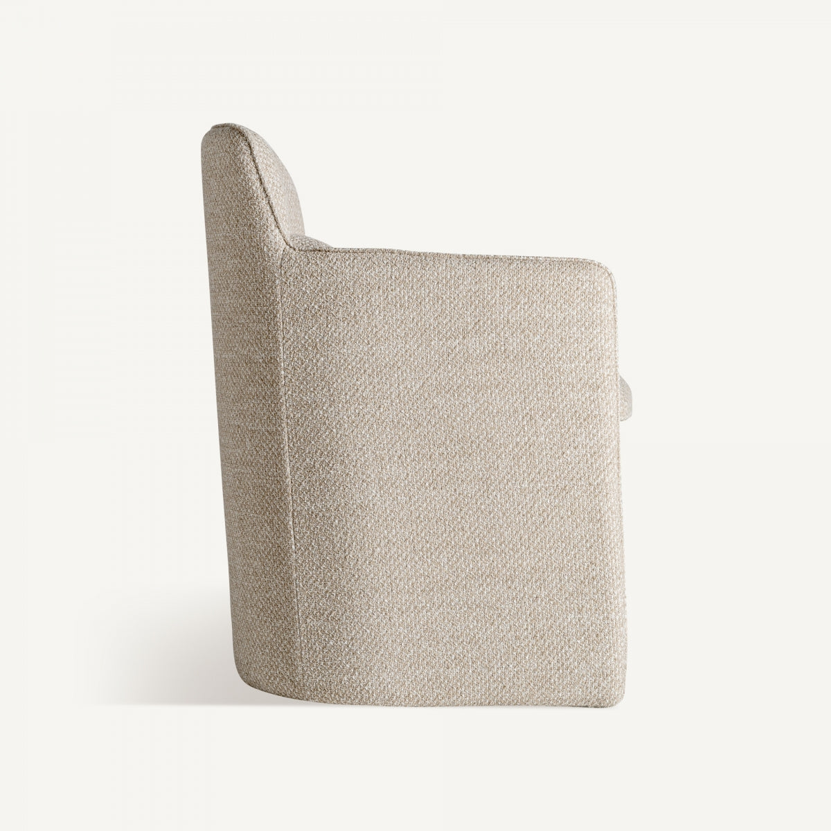Perfil lateral del sillón Mayun con respaldo ergonómico tapizado en poliéster beige
