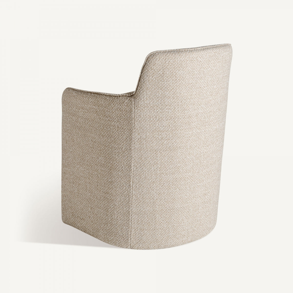 Parte trasera del sillón con forma envolvente y estructura tapizada en beige, estilo Art Déco