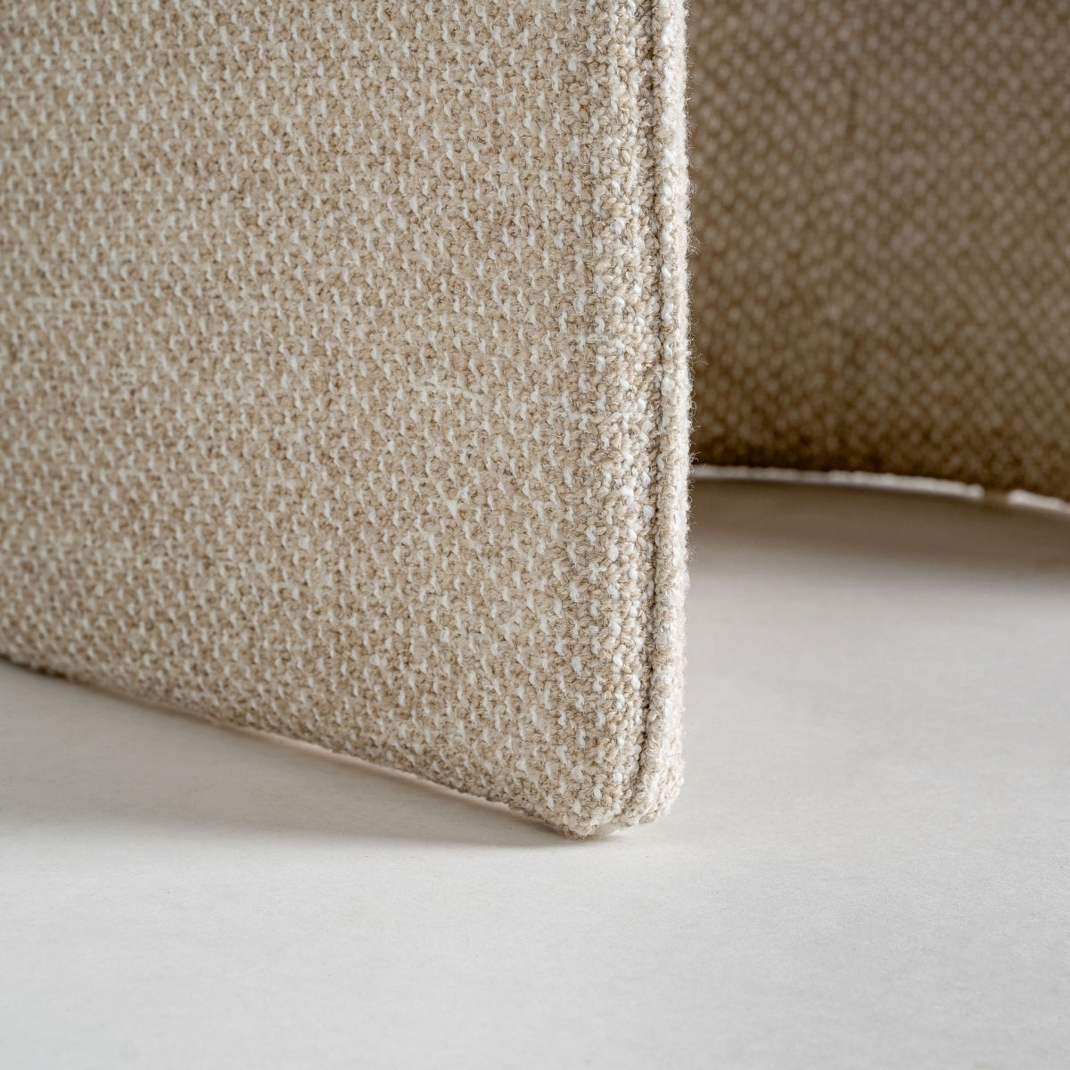 Detalle de costura y textura del tapizado beige, acabado limpio y sofisticado