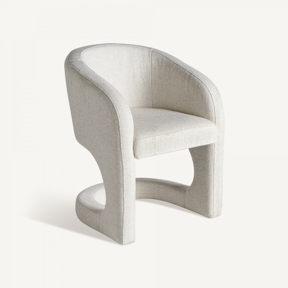 Sillon-art-deco-blanco-roto-vista-tres-cuartos-curvas-elegantes-boutique_interiorismo-vical.jpg
