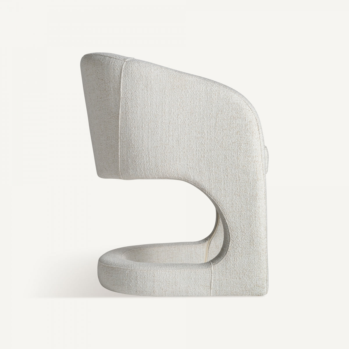 Sillon-art-deco-blanco-roto-vista-lateral-estructura-curva-boutique_interiorismo-vical.jpg