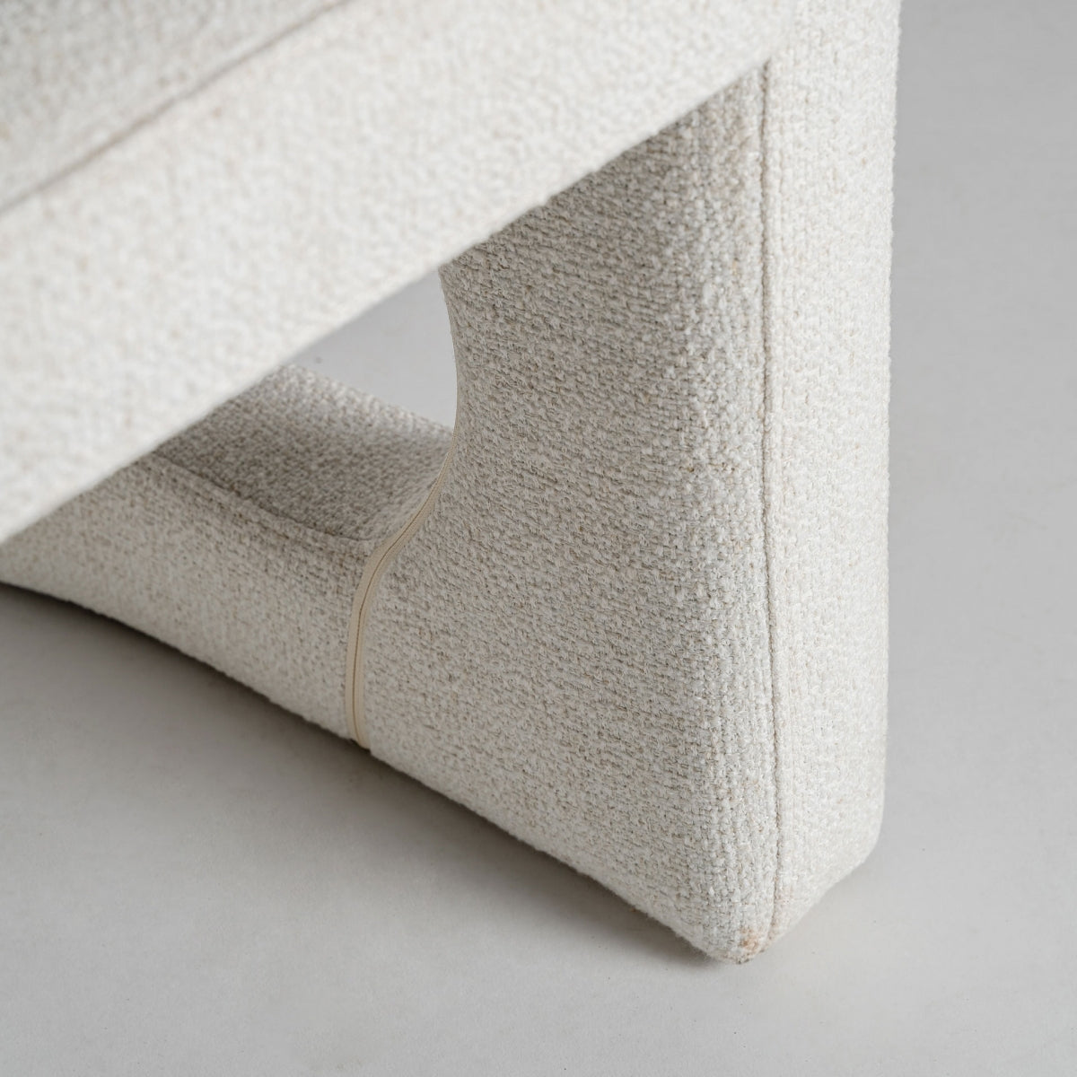 Detalle-tapizado-blanco-roto-sillon-bilais-textura-poliester-boutique_interiorismo-vical.jpg