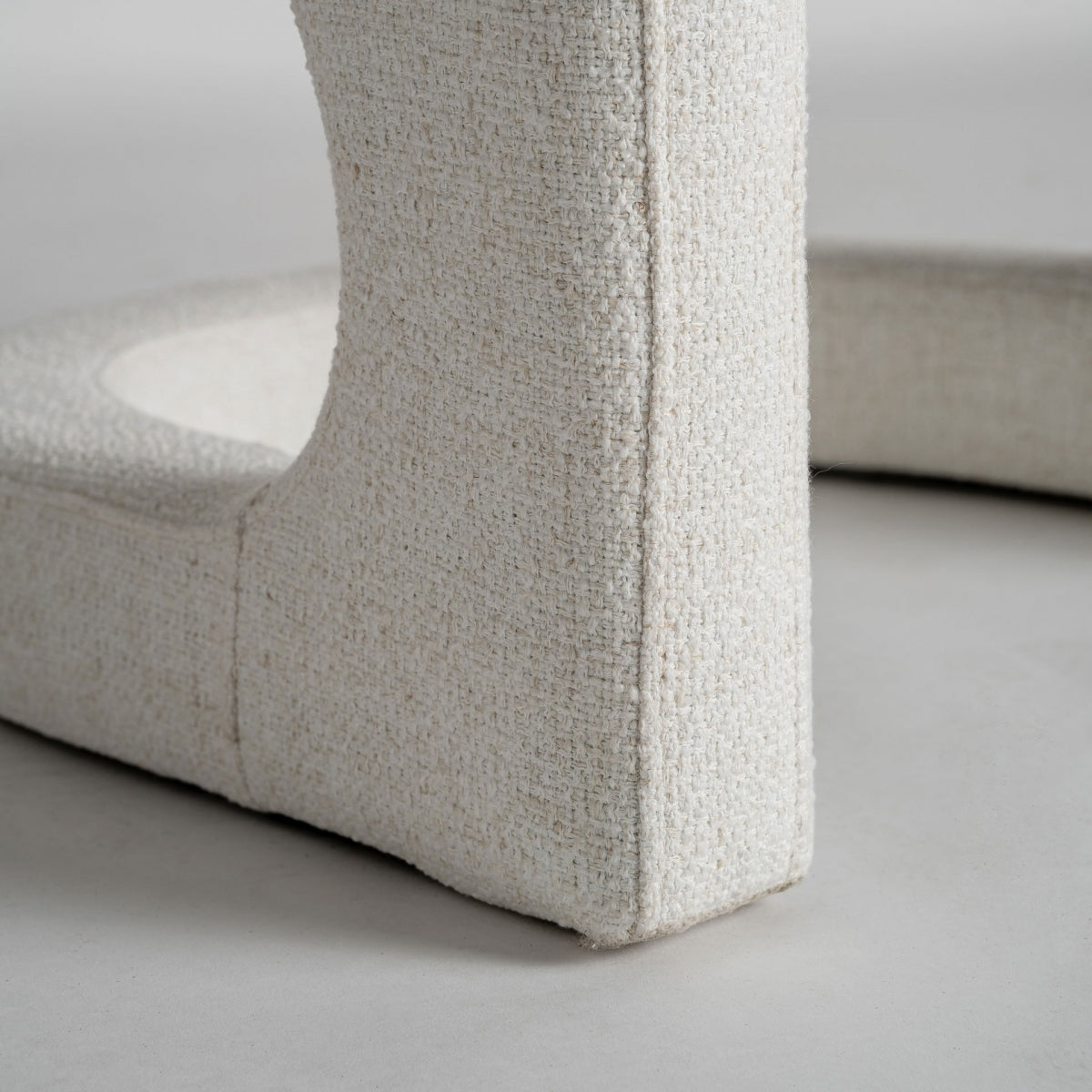 Detalle-base-curva-sillon-art-deco-blanco-poliester-boutique_interiorismo-vical.jpg