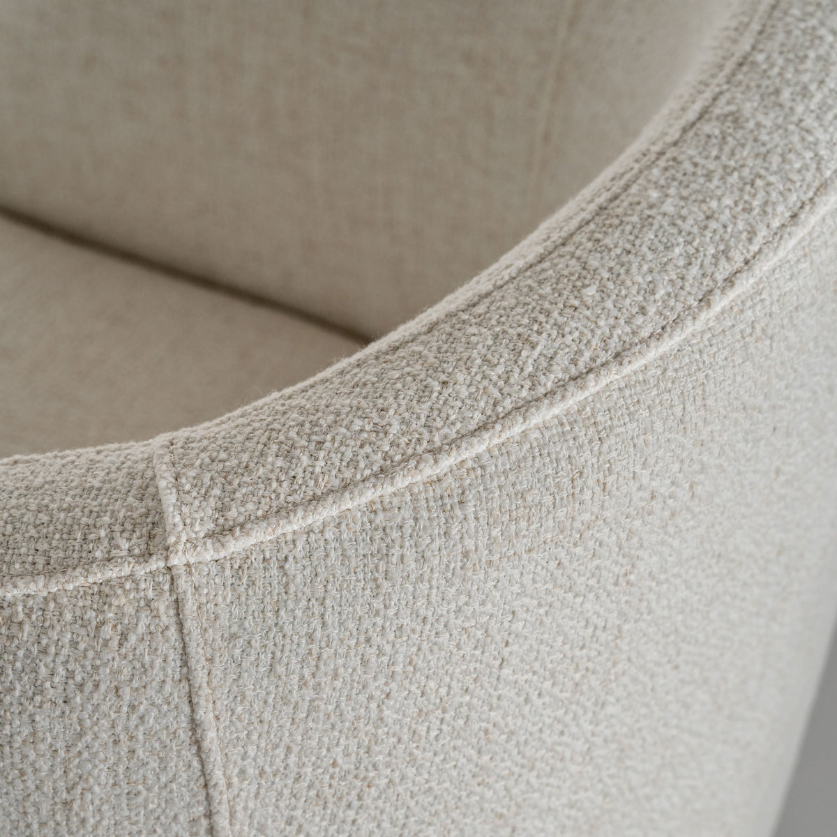 Detalle-costura-sillon-blanco-roto-forma-redondeada-boutique_interiorismo-vical.jpg