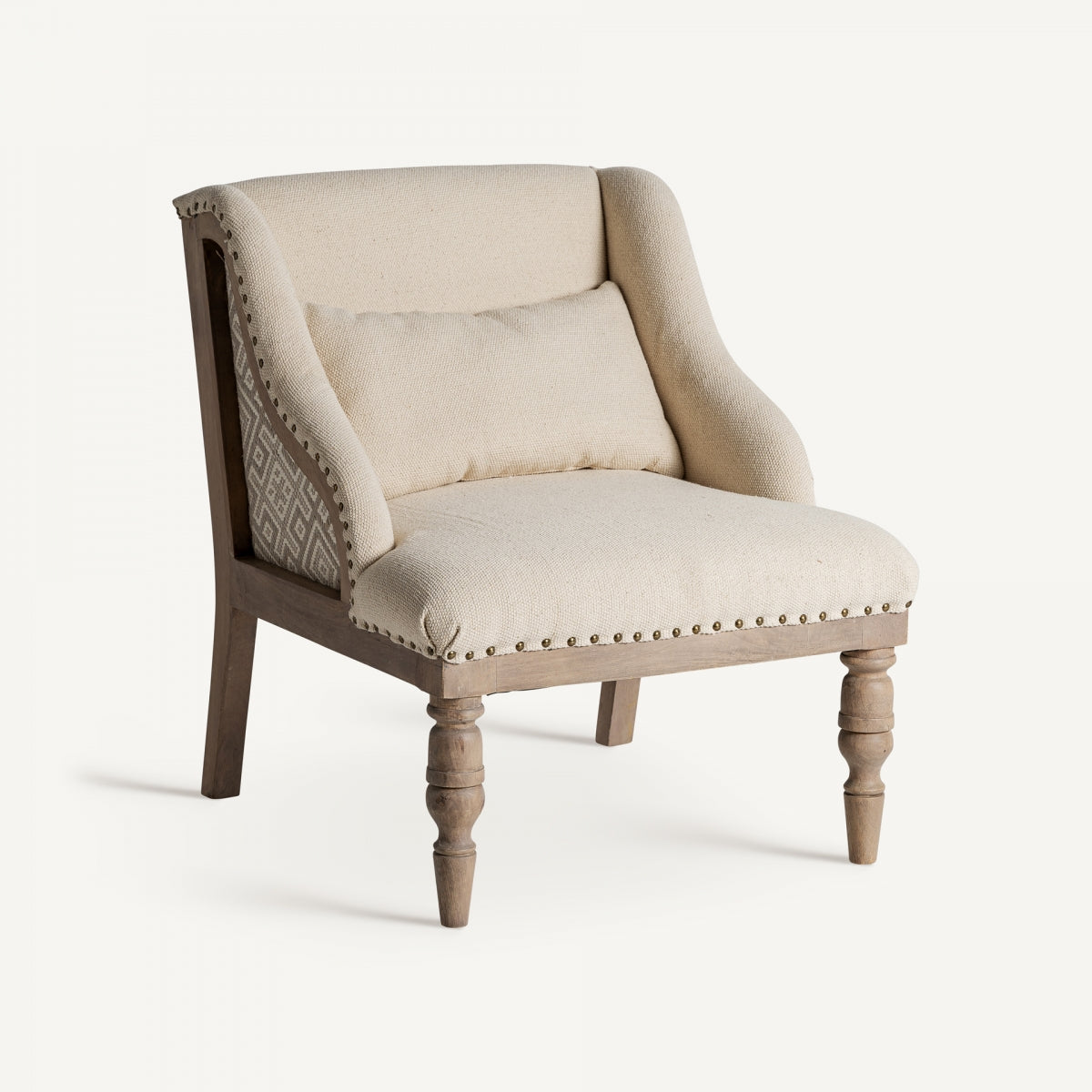 Sillón tapizado beige con estructura de madera vista frontal, estilo clásico rústico