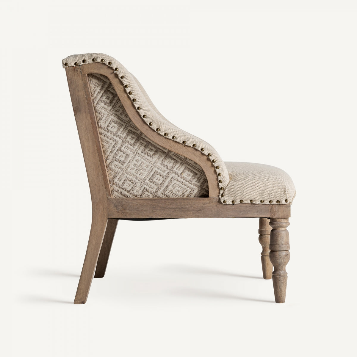 Sillón de lino beige con pata torneada de madera natural, vista lateral con elegancia