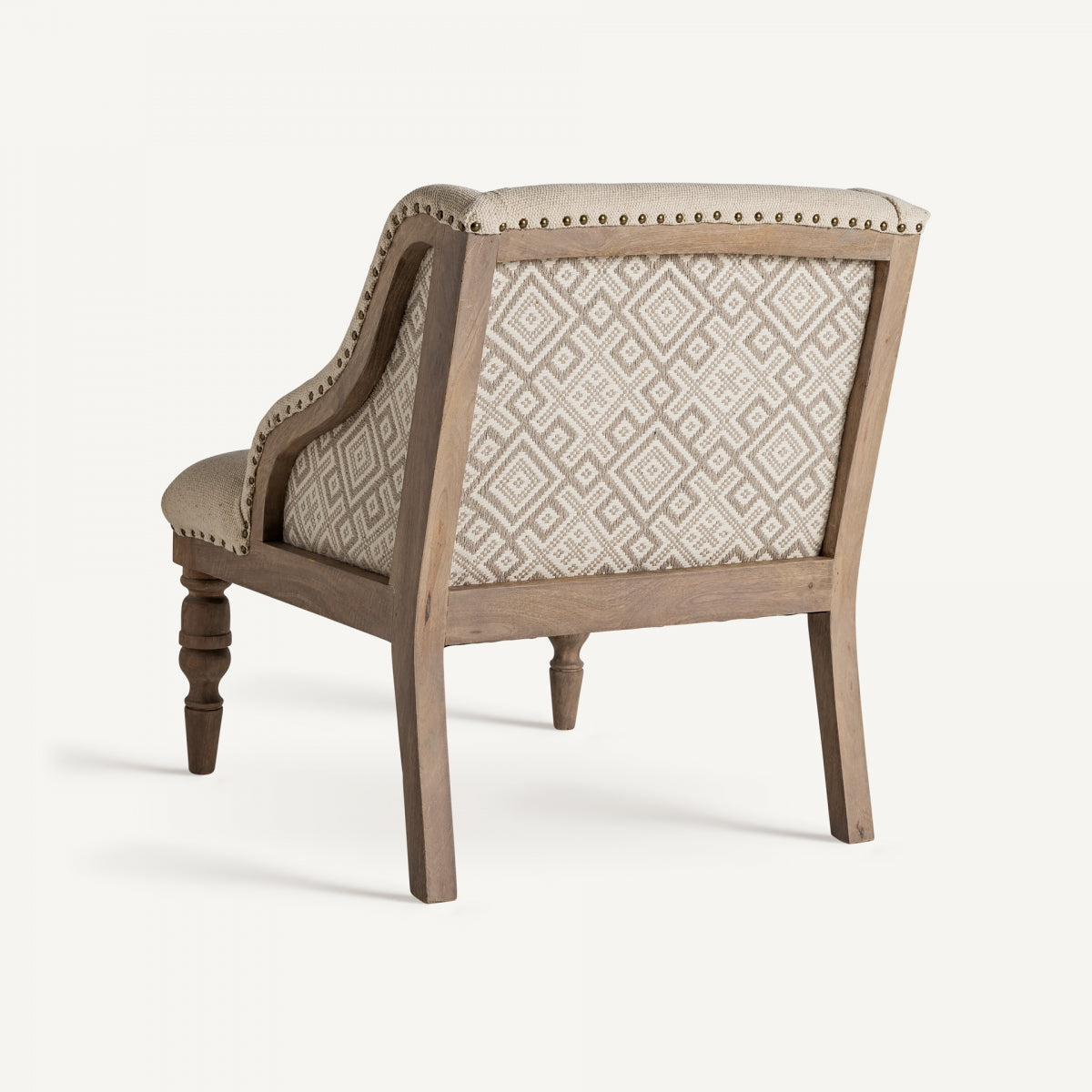 Sillón respaldo con tejido geométrico beige y madera vista, detalle artesanal