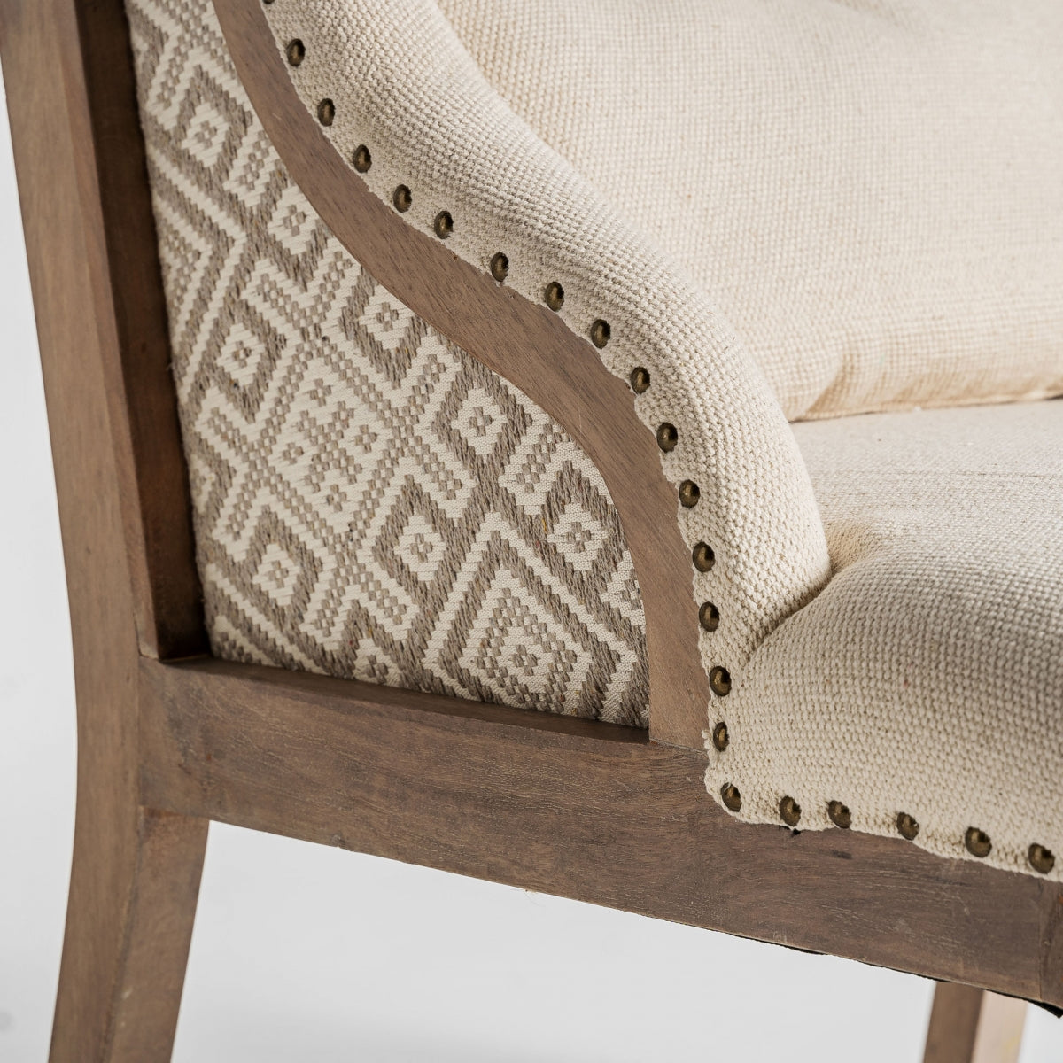 Detalle de respaldo con tejido geométrico en tonos beige, textura decorativa artesanal