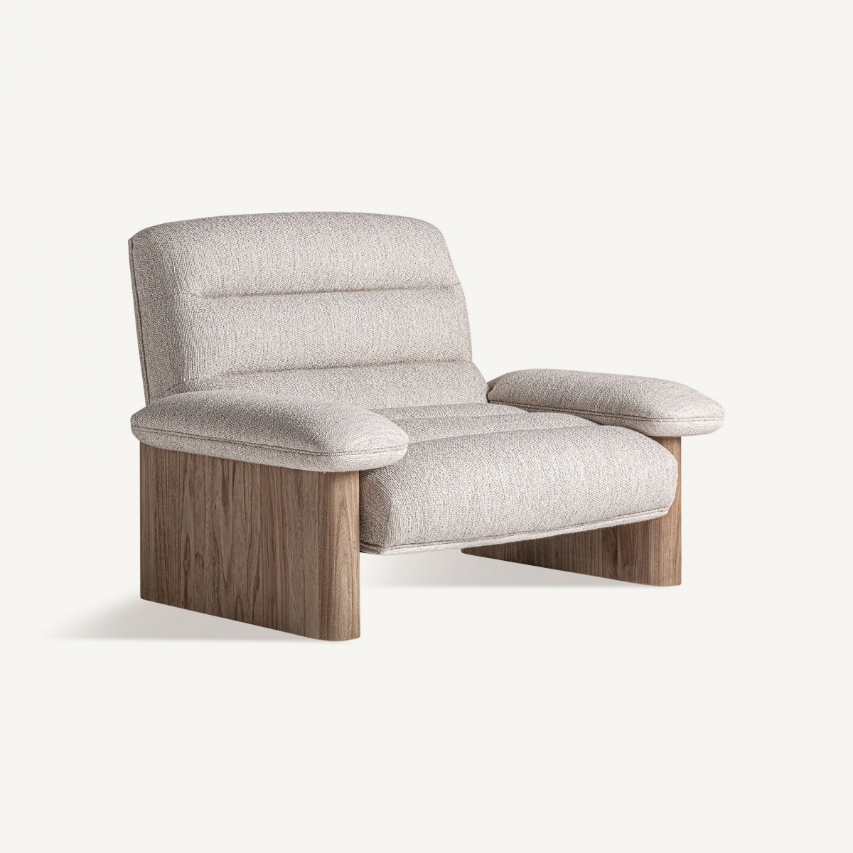 Butaca con tapizado jacquard en tono crudo, vista frontal en ángulo, estilo moderno cálido