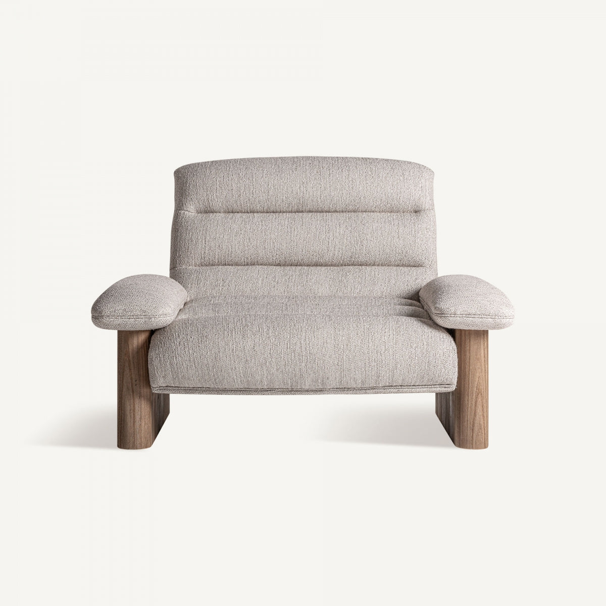 Butaca jacquard beige con base de madera vista frontal, líneas suaves y diseño envolvente