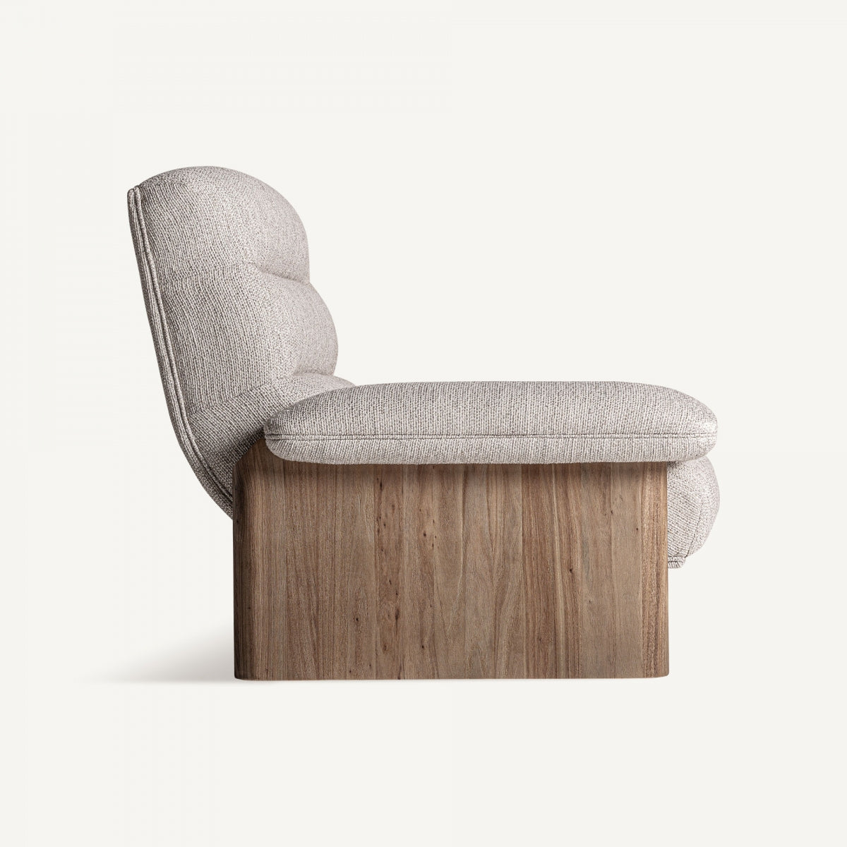 Vista lateral de butaca con brazos acolchados, tapizado texturizado y patas de madera natural