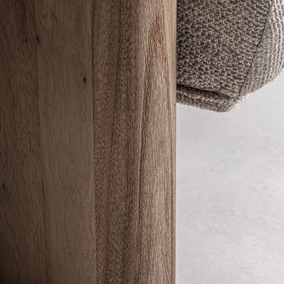 Detalle de pata recta de madera en tono natural, estructura sólida y elegante