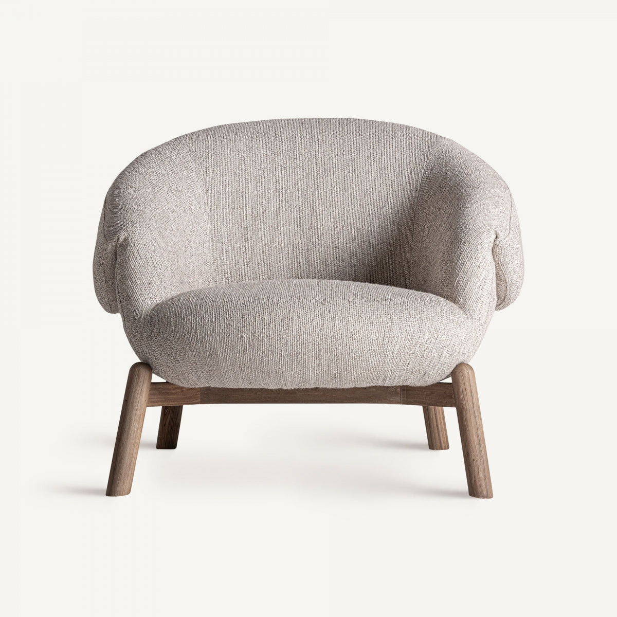 Butaca tapizada en tejido rústico beige, vista frontal, patas de madera natural, diseño envolvente