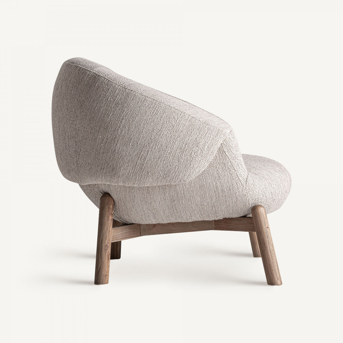 Vista lateral de sillón curvo con respaldo bajo, tapizado texturizado y base de madera clara