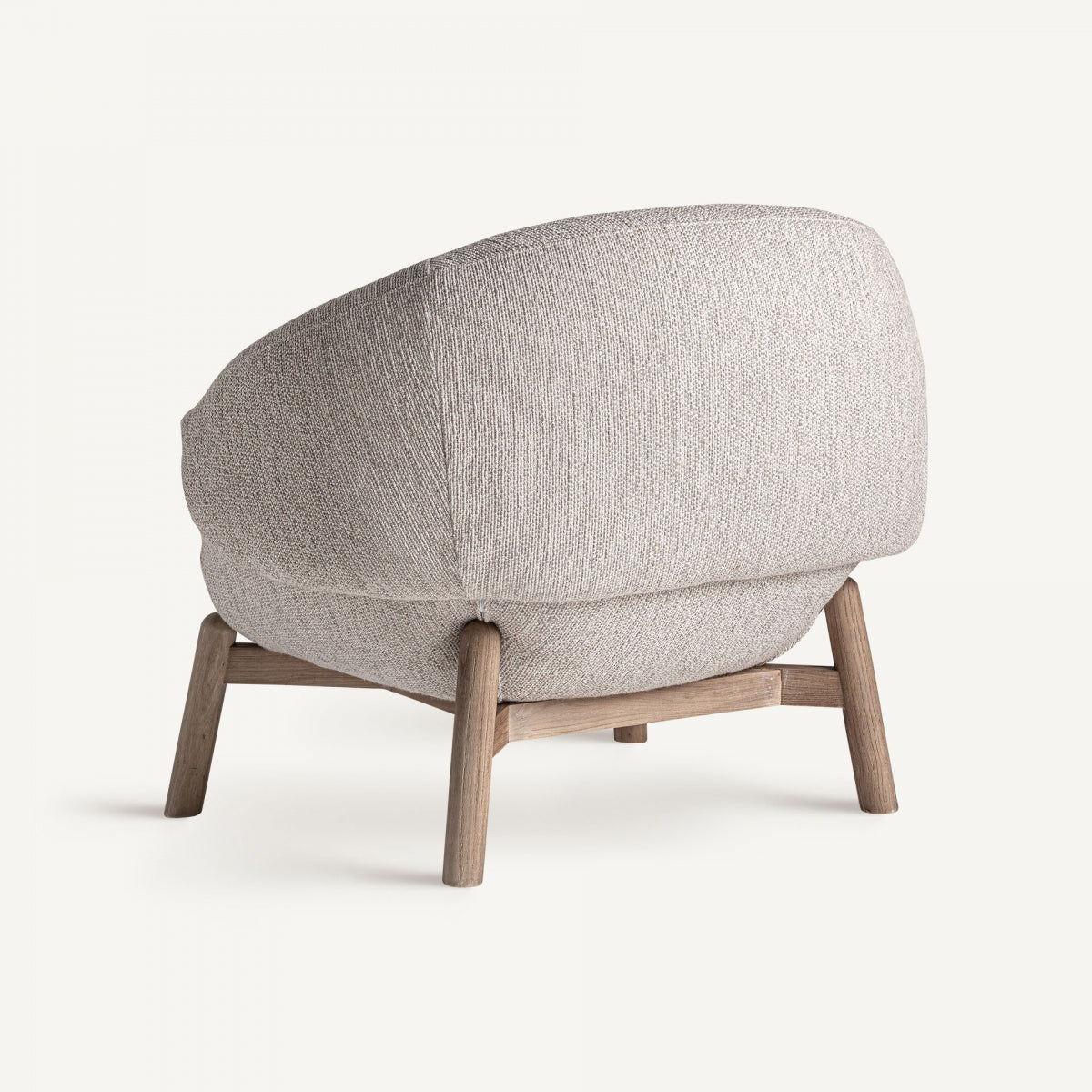 Vista trasera de butaca en tejido jaspeado beige, diseño curvo envolvente con patas inclinadas