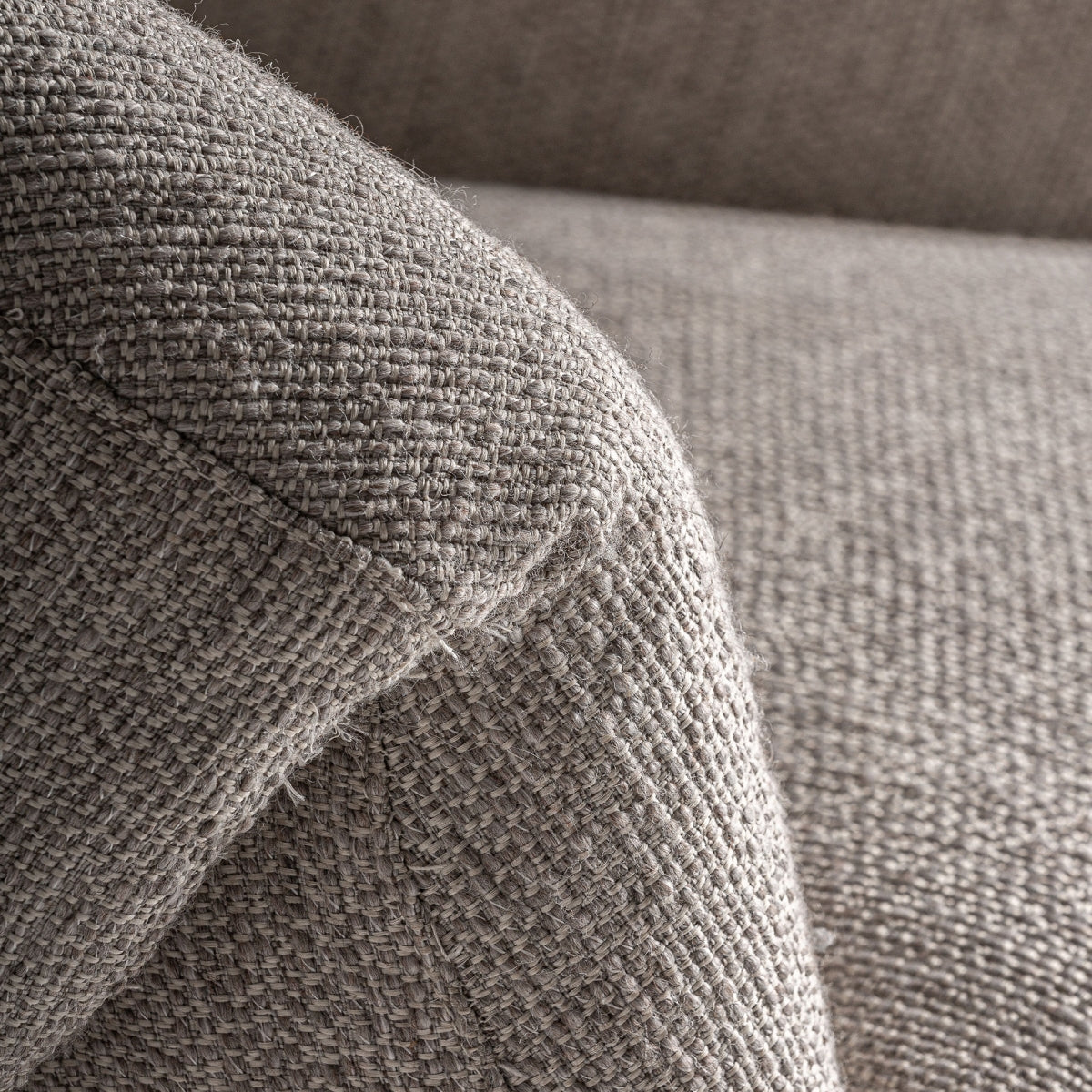 Detalle del tejido jacquard beige texturizado, textura gruesa y natural estilo cálido