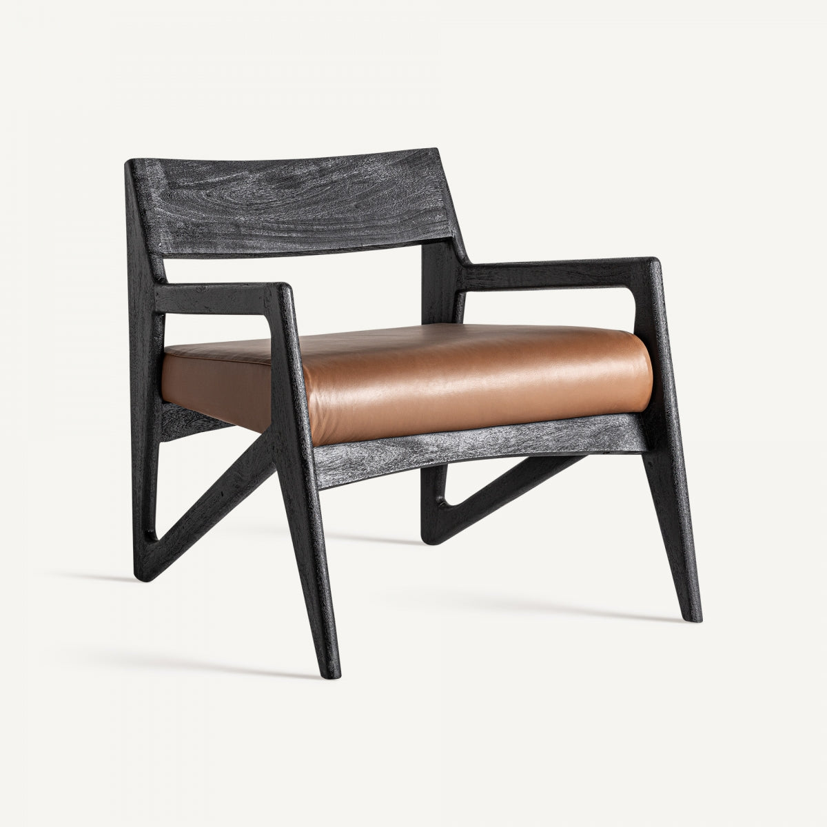 Butaca de madera negra con asiento en polipiel marrón, estilo vintage moderno