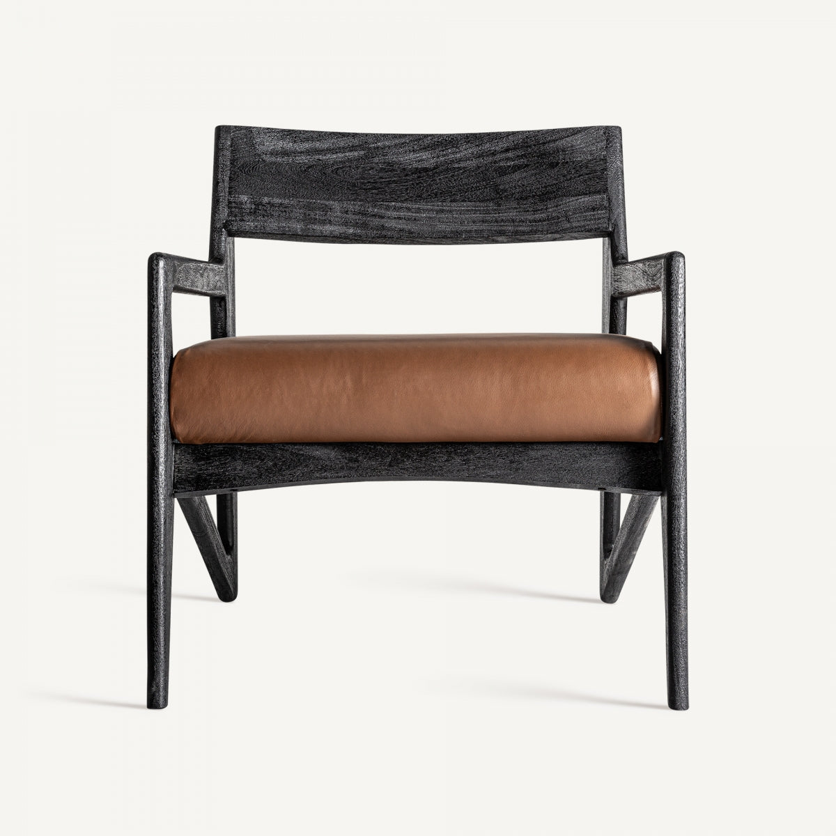 Vista frontal de butaca con estructura negra y asiento tapizado marrón, diseño escultural